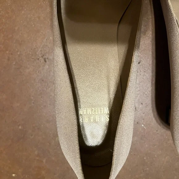 Stuart Weitzman Buttondown Taupe Crepe Flats Size 7M - Picture 3 of 4